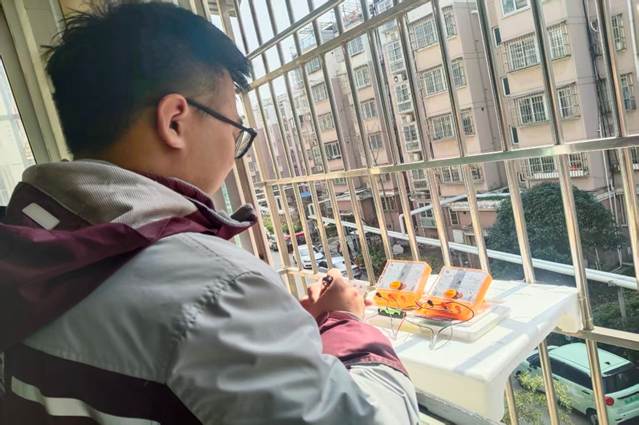 图片包含 人, 围栏, 桌子, 食物 AI 生成的内容可能不正确。